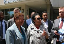 Un magnate y una congresista competirán por la Alcaldía de Los Ángeles Karen Bass