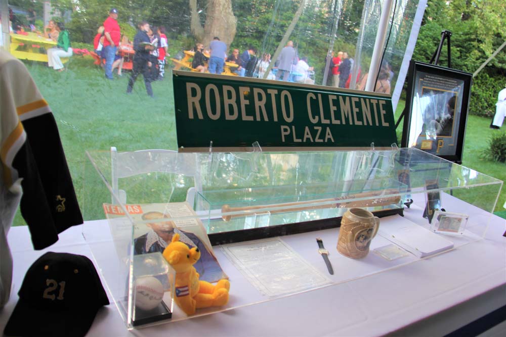 Una colección con objetos del famoso jugador de beisbolista boricua Roberto Clemente, propiedad de Eliezer Rodríguez, fue expuesta durante la recepción ofrecida por el alcalde de Nueva York, Eric Adams en su residencia en homenaje a la comunidad puertorriqueña.