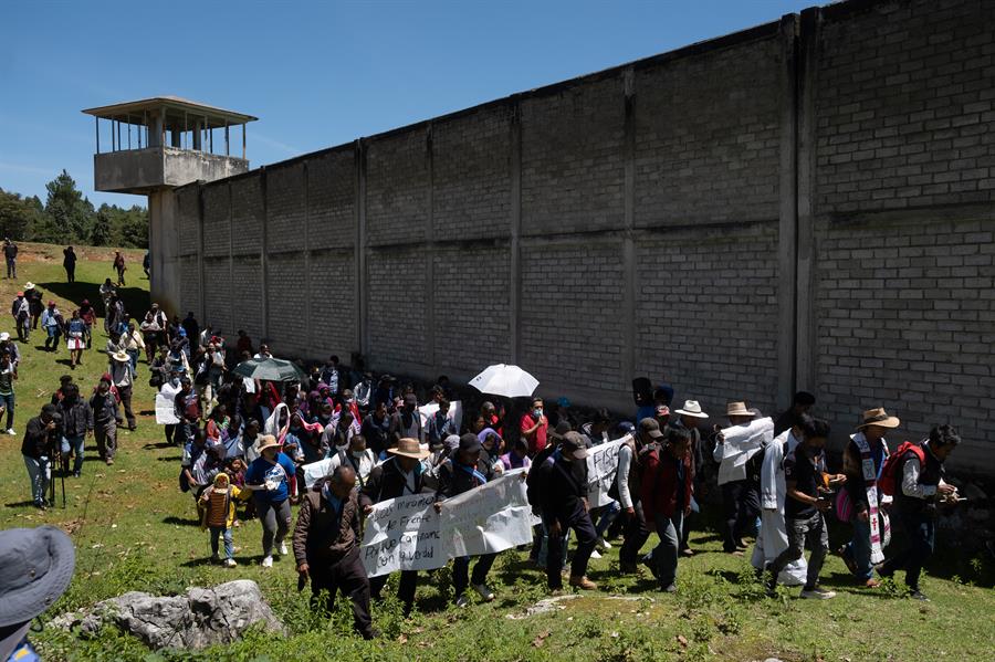 Manifestantes exigen liberar ind&iacute;genas (2)