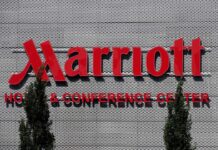 La cadena de hoteles Marriott suspende todas sus operaciones en Rusia La cadena estadounidense de hoteles Marriott ha decidido suspender todas sus operaciones en Rusia debido a las sanciones occidentales impuestas a ese país por la campaña militar en Ucrania, informó en un comunicado.