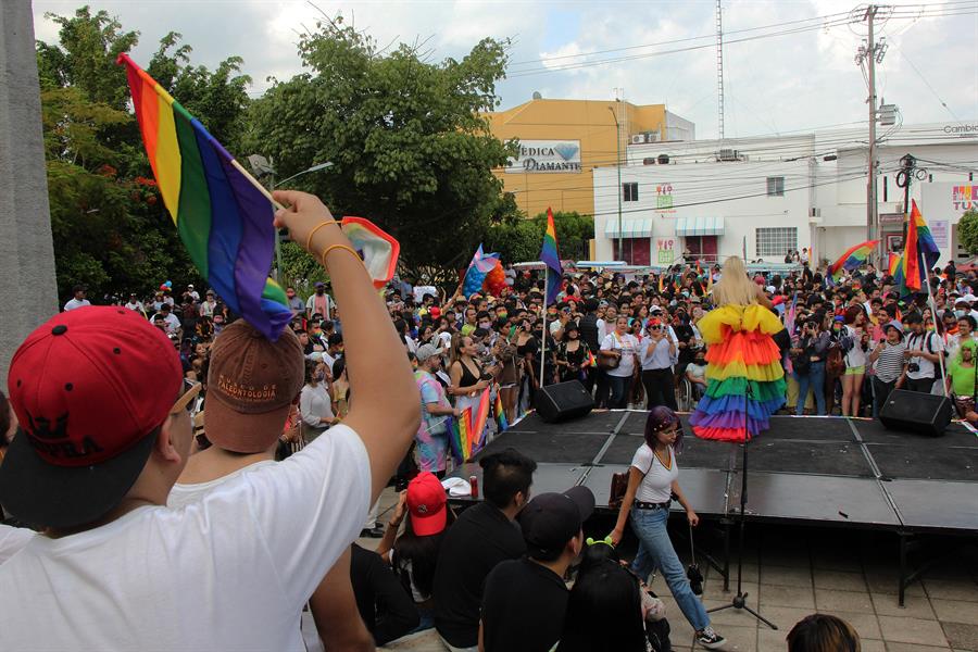 Miles marchan en defensa de la comunidad LGBT+ (2)