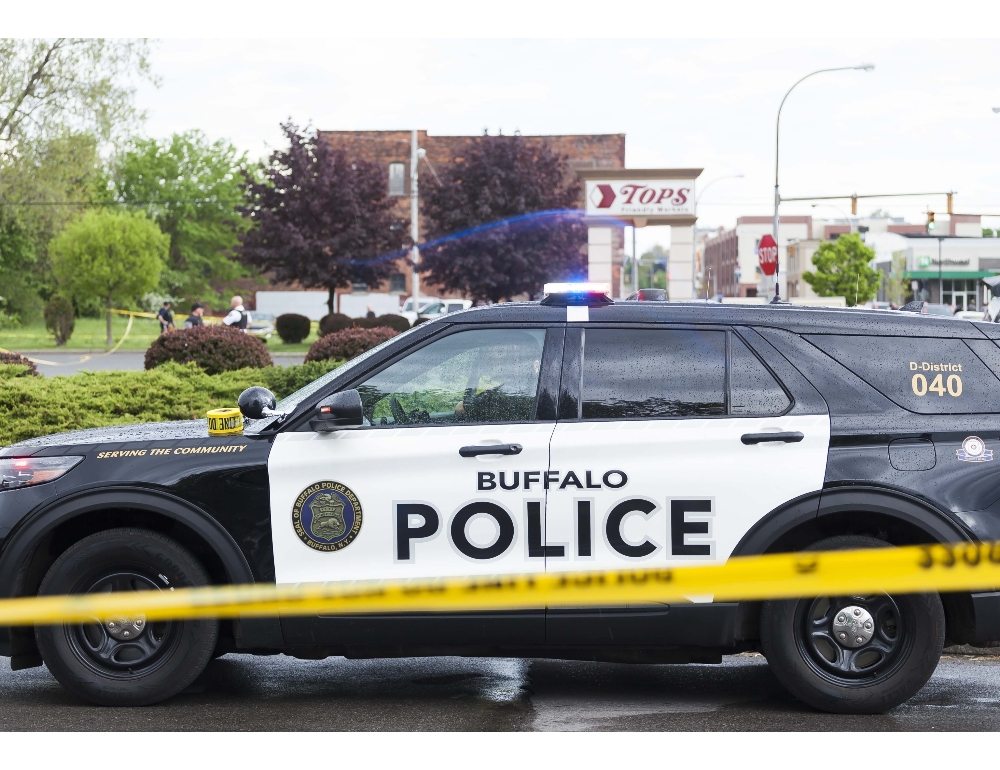 Policía de Búfalo Un operador de un centro de llamadas de emergencias en Nueva York fue despedido por haber manejado mal la llamada que hizo una empleada del supermercado de Búfalo donde ocurrió un tiroteo el 14 de mayo, que dejó 10 muertos y tres heridos, once de los cuales eran negros.