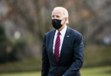 El presidente de Estados Unidos, Joe Biden, se cayó este sábado al suelo durante un paseo en bicicleta cerca de la playa en el estado de Delaware, donde está pasando el fin de semana con su esposa, Jill Biden.