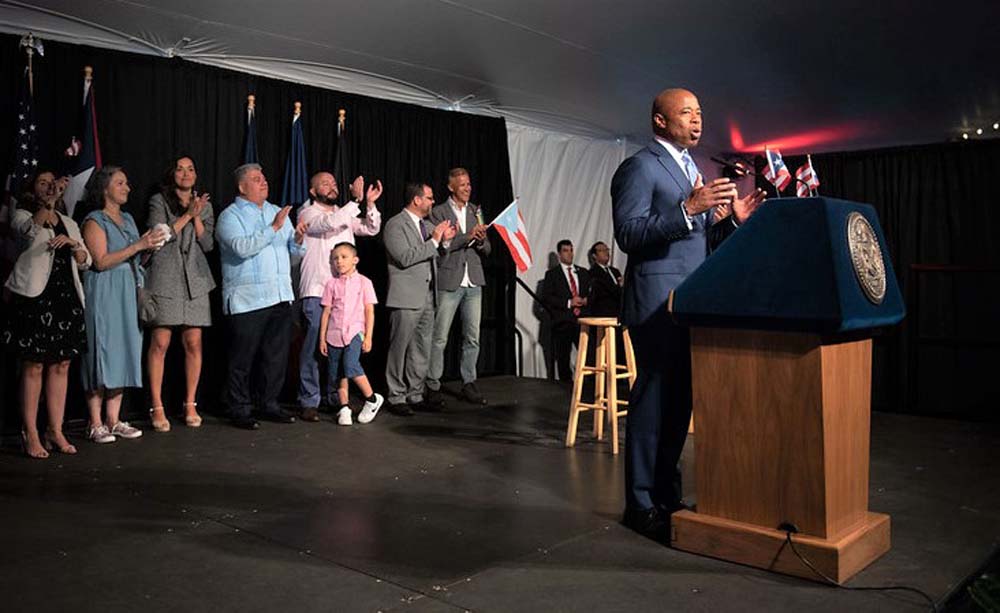 El jueves 9 de junio se realizó la primera recepción para una comunidad latinoamericana en la residencia del alcalde de la ciudad de Nueva York, quien homenajeó a los puertorriqueños con palabras de gratitud y les llamó hermanos, prometiéndoles no defraudarles durante su mandato.