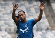 Ronaldinho, Roberto Carlos, Vinicius y Rivaldo dan recital de fútbol en Miami Estrellas del pasado y del presente del fútbol como los brasileños Ronaldinho, Roberto Carlos, Rivaldo o el madridista Vinicius Junior ofrecieron un recital de jugadas espectaculares este sábado en una exhibición organizada en Fort Lauderdale, a 40 kilómetros de Miami (Florida, EE.UU.).
