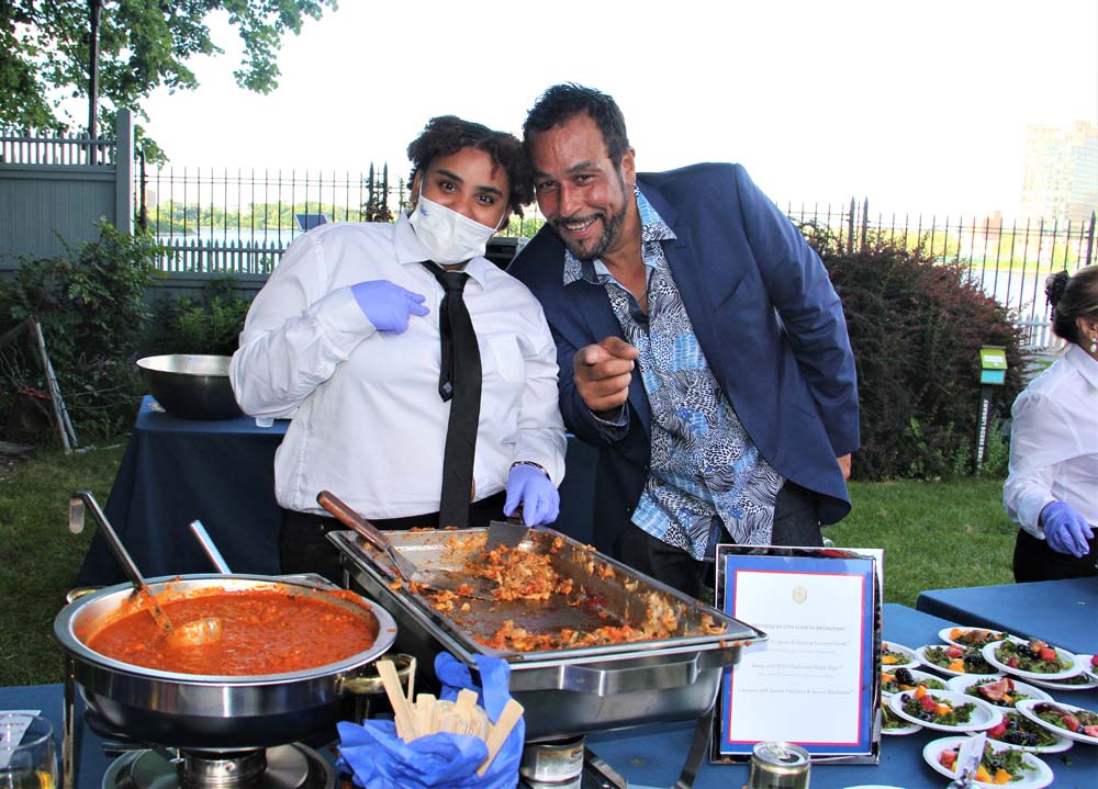 En la recepción en Gracie Mansion participaron varios restaurantes puertorriqueños de la ciudad, entre ellos Con Sofrito, fundado por Jimmy Rodríguez, que deleitó a los asistentes con la mejor lasaña vegana.