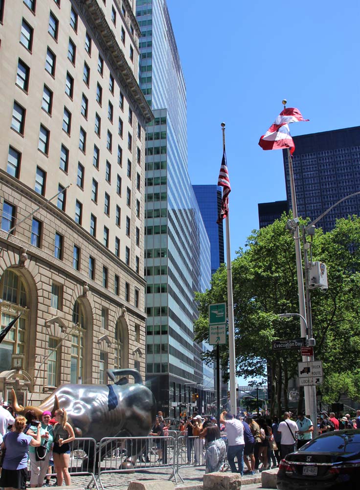 En el punto más icónico del distrito financiero de Nueva York, se elevó la bandera de Puerto Rico como un homenaje a los importantes vínculos que tiene la comunidad boricua en la ciudad donde fue el primer grupo latinoamericano.