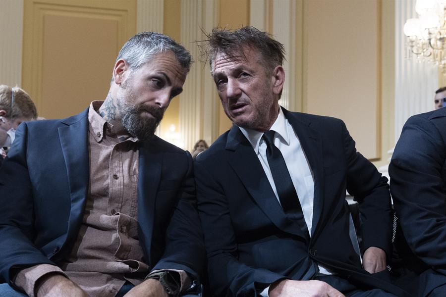 Sean Penn acude como ciudadano a sesión de comité Sean Penn