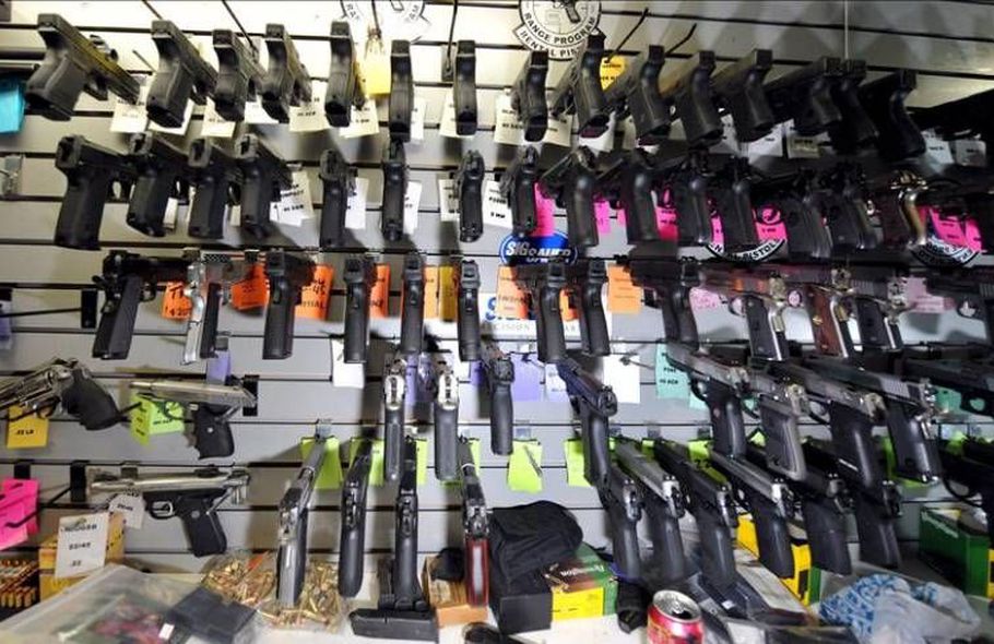 Víctima del tiroteo demanda a fabricante de armas armas