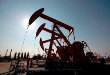 Biden urge a las grandes petroleras a aumentar la producción y bajar precios petroleras
