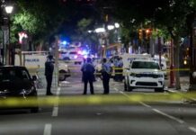 El autor de un tiroteo con 5 muertos en un bar LGTB de Colorado es acusado de delitos de odio tiroteo en Filadelfia