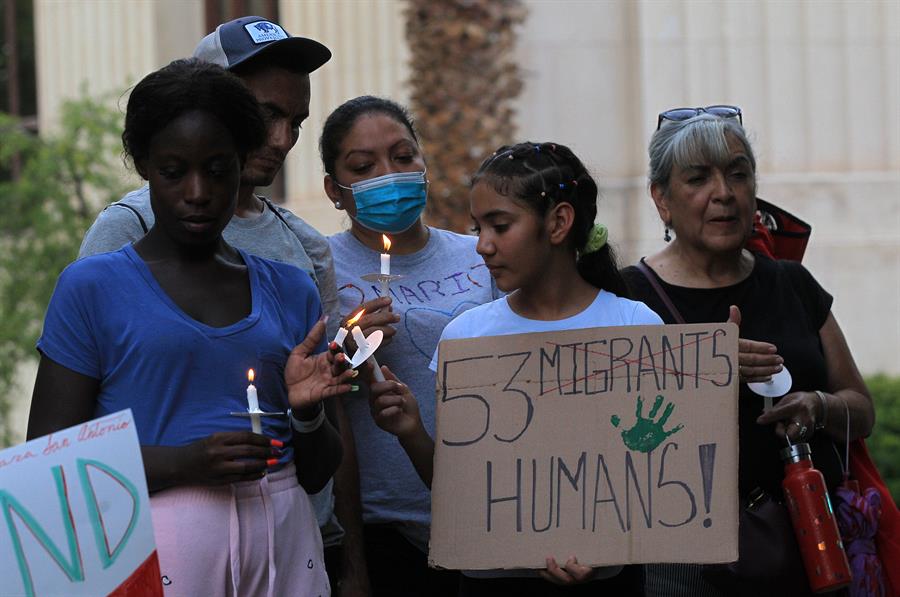 53 migrantes muertos en Texas 53 migrantes muertos en Texas