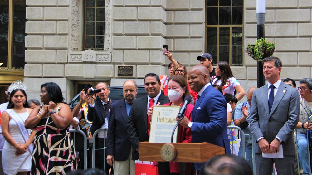 El alcalde de la ciudad de Nueva York, Hon. Eric Adams, entreg&oacute; la proclama declarando el 28 de julio como Dia de la Herencia Peruana en esta metr&oacute;poli, a la c&oacute;nsul general de ese pa&iacute;s andinoamericano, embajadora Marita Landaveri, quien la recibi&oacute; en nombre de todos sus connacionales.