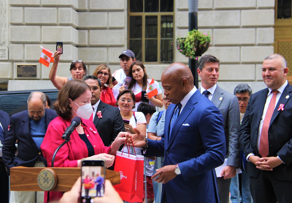 Despu&eacute;s de recibir la proclamaci&oacute;n oficial de la Alcald&iacute;a de Nueva York, la c&oacute;nsul general de Per&uacute; en Nueva York, Embajadora Marita Landaveri, entreg&oacute; una muestra de productos peruanos al alcalde de la ciudad Eric Adams, mencionando y agradeci&eacute;ndole por su inter&eacute;s en mejorar los h&aacute;bitos alimenticios y nutricionales en la ciudad, al primer alcalde vegano de la Capital del Mundo.