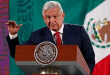López Obrador inaugura refinería de Dos Bocas con promesa de 340.000 barriles El presidente de México, Andrés Manuel López Obrador, inauguró este viernes la primera etapa de la refinería de Dos Bocas, una de sus obras emblemáticas en el sureste mexicano, con la que reiteró su promesa de refinar 340.000 barriles diarios de petróleo.
