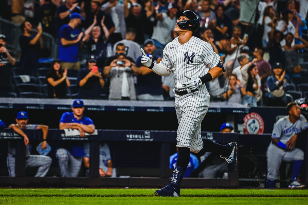 Aaron Judge.Foto twiter Yankees Aaron Judge conectó dos jonrones este viernes en el triunfo de los Yanquis de Nueva York contra los Reales de Kansas City (11-5) y empató la marca de Babe Ruth de 41 cuadrangulares antes del final de julio, en una jornada de Grandes Ligas en la que los cubanos Aledmys Díaz y Yordan Álvarez lanzaron a los Astros de Houston a base de batazos.