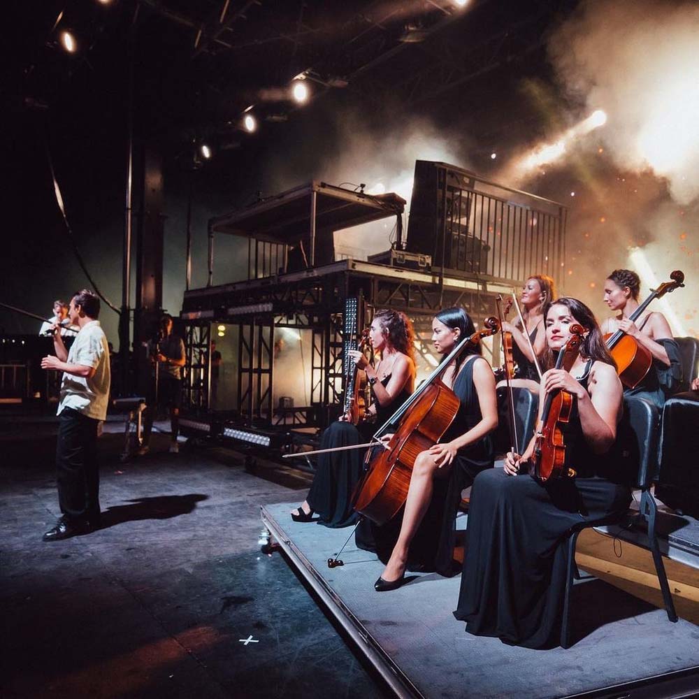 Lei acaba de tocar en la orquesta del DJ reconocido KYGO. 