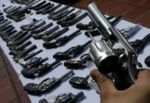 Tras la reversión por parte del Tribunal Supremo de EE.UU. de una norma que impedía llevar armas en público en Nueva York, los legisladores han aprobado una ley que restringe la obtención de licencia con nuevos requisitos que incluyen el escrutinio de las redes sociales de los potenciales compradores, una medida que causa división.