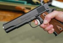 La nueva ley que restringe el uso de armas en espacios públicos en Nueva York, y que incluye la popular zona de Times Square, entrará en vigor el próximo 1 de septiembre luego de que fuera firmada por la gobernadora Kathy Hochul, poco después de ser aprobada el viernes por la legislatura del estado.