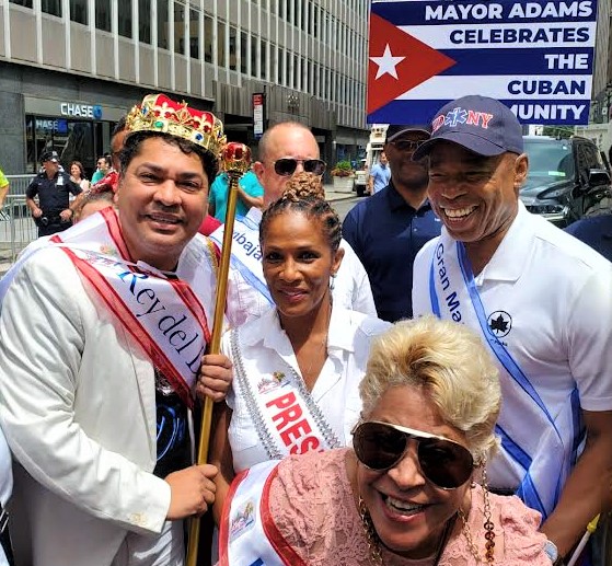 Junto al alcalde de Nueva York, Eric Adams, de quien B&aacute;rbara Camb&oacute;n recibi&oacute; la proclama oficial durante la realizaci&oacute;n del 3o Desfile Cubano de Nueva York, despu&eacute;s de dos a&ntilde;os de incertidumbre por la pandemia del Covid en los cuales no se realiz&oacute; esta actividad cultural.