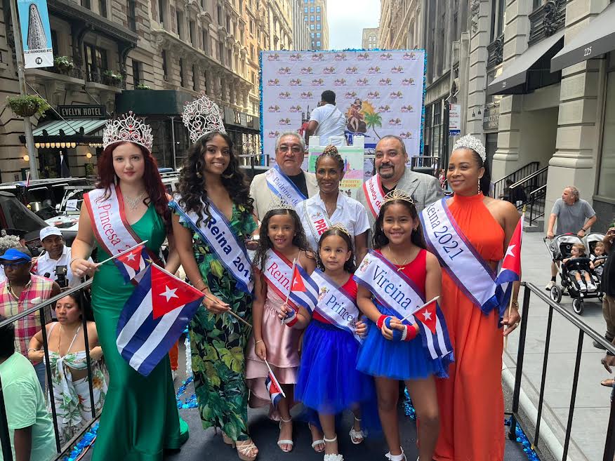 Barbarita la Cubanita, como cari&ntilde;osamente le llaman sus amigos, pos&oacute; en una de las carrozas del 3&ordm; Desfile Cubano de Nueva York, junto a las reinas infantiles y juveniles, invitados de honor y algunos padrinos de este evento que es fruto de su constancia y esfuerzo.