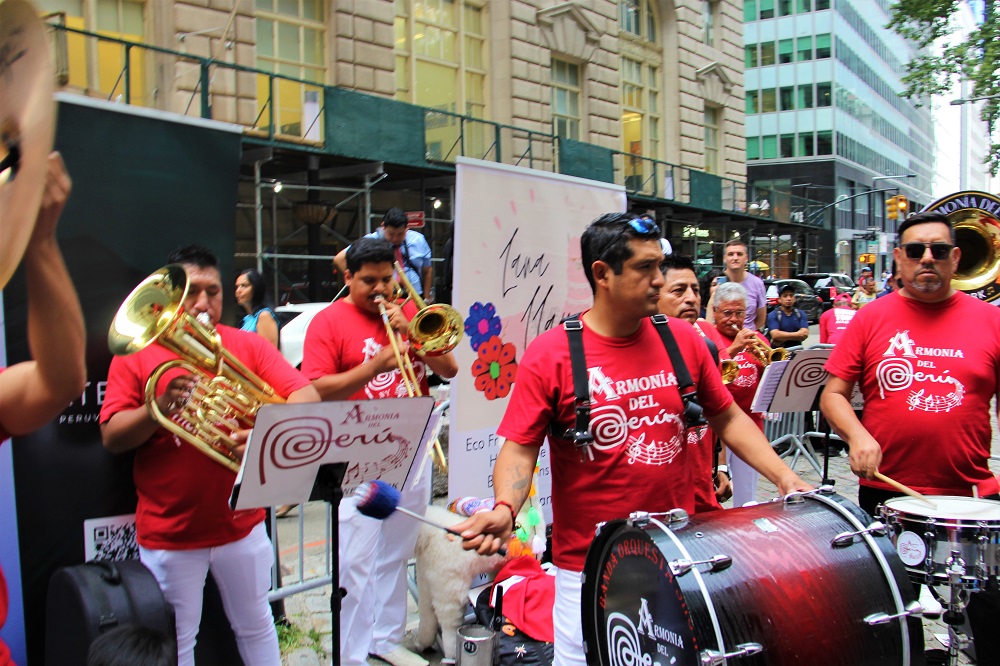 Destacada fue la presencia de una banda musical tradicional, Armon&iacute;a del Per&uacute;, la cual interpret&oacute; los dos himnos, de Estados Unidos y de Per&uacute; y adem&aacute;s alegr&oacute; la ceremonia hasta su culminaci&oacute;n, cuando inicio un emotivo y espont&aacute;neo festejo popular en el cual los peruanos bailaron y cantaron.