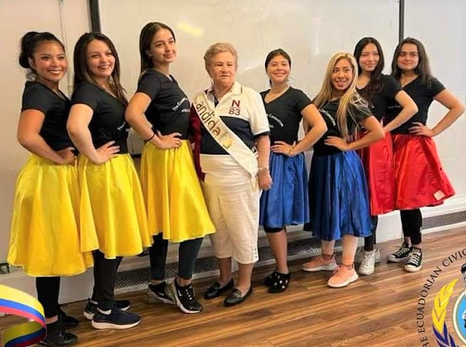 Martha Guzm&aacute;n, presidente del Comit&eacute; de Damas del CCE de Nueva York, personalmente ha supervisado la preparaci&oacute;n de las candidatas a reina de la instituci&oacute;n. En la gr&aacute;fica Do&ntilde;a Martha Guzm&aacute;n, rodeada de las siete candidatas a reina, entre ellas las se&ntilde;oritas: Angelina Sosa, Ximena Bernal, Genesis Vargas, Esmeralda Guaman&iacute;, Luisa Fern&aacute;ndez, Lauren Carmona y Araceli Flores.
