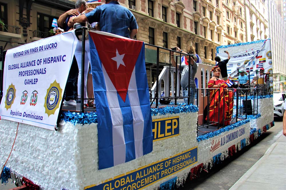 (CARRO ALEGORICO DESFILE CUBANO)