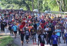 Caravana migrante parte del sur de México con temor tras tragedia en Texas Una nueva caravana con cerca de 4.000 migrantes partió este viernes de la frontera sur de México hacia Estados Unidos con reclamos de seguridad y libre tránsito por el temor de sufrir una tragedia como la de los 53 migrantes que murieron por hacinamiento en un tráiler en Texas desde el lunes.