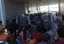 Caravana ataca oficina migratoria (1)
