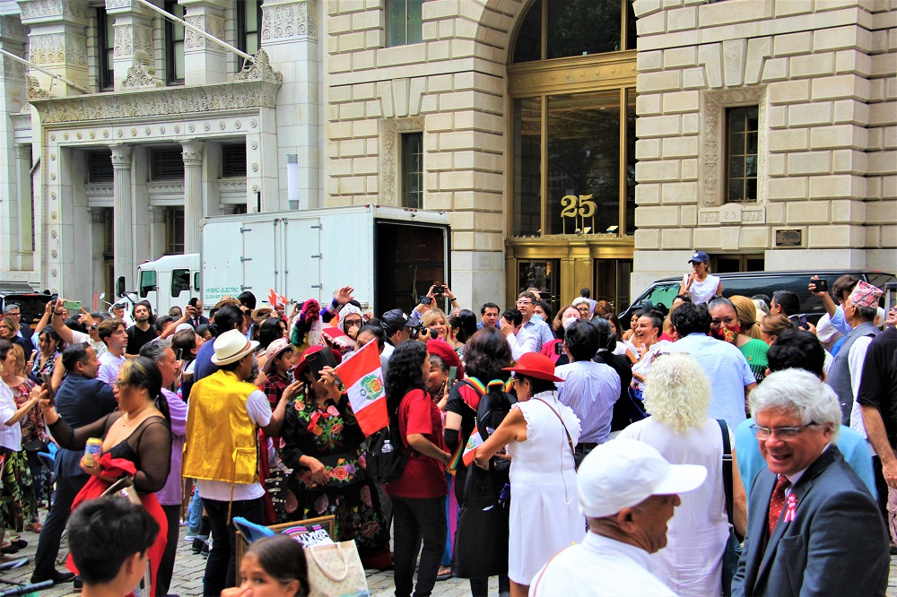 La comunidad peruana de Nueva York celebr&oacute; con su m&uacute;sica tradicional y danzas la conmemoraci&oacute;n de su independencia, durante la ceremonia de izada de la bandera de Per&uacute; en uno de los lugares m&aacute;s ic&oacute;nicos de la ciudad, en donde cant&oacute; y bail&oacute; al ritmo del famoso tema Cari&ntilde;ito y otras canciones populares.