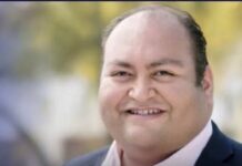 Latino Daniel Hernández encara dura contienda por reñido distrito en Arizona Daniel Hernández..