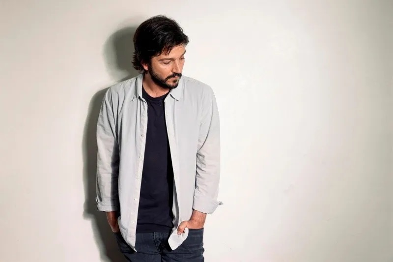Diego Luna Aunque Diego Luna cree que es bueno tener miedo, los nuevos proyectos no son un freno para él: sigue de gira por teatros de todo el mundo, se alista para estrenar