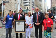 Emotiva izada de la bandera de Perú en Manhattan El comisionado Manuel Castro saludó a dos peruanas galardonadas por el Comité Internacional Galo Plaza Inc. invitadas a la izada de la bandera. De Izq. a Der., Ab. César Vargas, asesor principal de MOIA; Sandro Navarro, coordinador general de la ceremonia; la artista visual Ana de Orbegoso; el comisionado Castro y Vicky Diaz, fundadora y directora del festival SUMAQ.