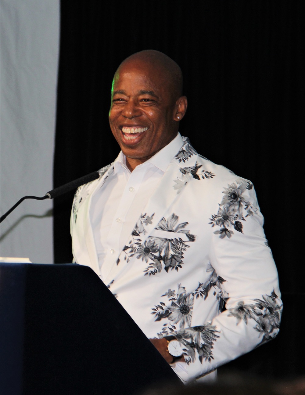 Con un gran sentido del humor y camarader&iacute;a, el alcalde Eric Adams se dirigi&oacute; a los invitados a la recepci&oacute;n en honor a las comunidades caribe&ntilde;as de la Ciudad de Nueva York, quienes le lanzaron elogios a su buen gusto en su estilo de vestir.