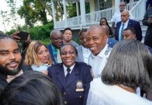A su llegada a la recepción en Gracie Mansion, el alcalde Eric Adams fue recibido por varios miembros de la comunidad caribeña de Nueva York, quienes aprovecharon la ocasión para reiterarle su respaldo.
