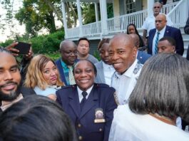 A su llegada a la recepción en Gracie Mansion, el alcalde Eric Adams fue recibido por varios miembros de la comunidad caribeña de Nueva York, quienes aprovecharon la ocasión para reiterarle su respaldo.