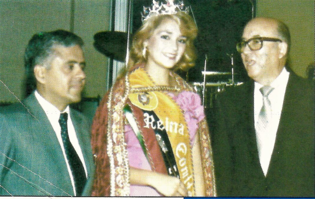 La primera reina del Comité Cívico Ecuatoriano de Nueva York electa fue la preciosa manabita Fernanda Arteaga, a quien impuso la banda, corona, el cetro y la capa de reina, el Embajador Miguel Albornoz, diplomático de carrera y principal de la Misión de Ecuador ante Naciones Unidas.