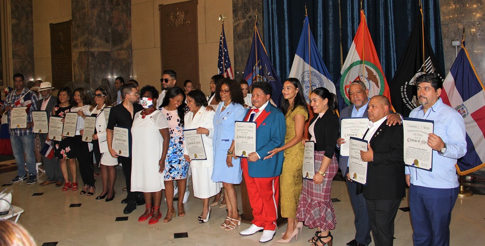 FOTO 1 RECONOCIMIENTOS A DIRECTIVOS DESFILE DOMINICANO DEL BRONX.