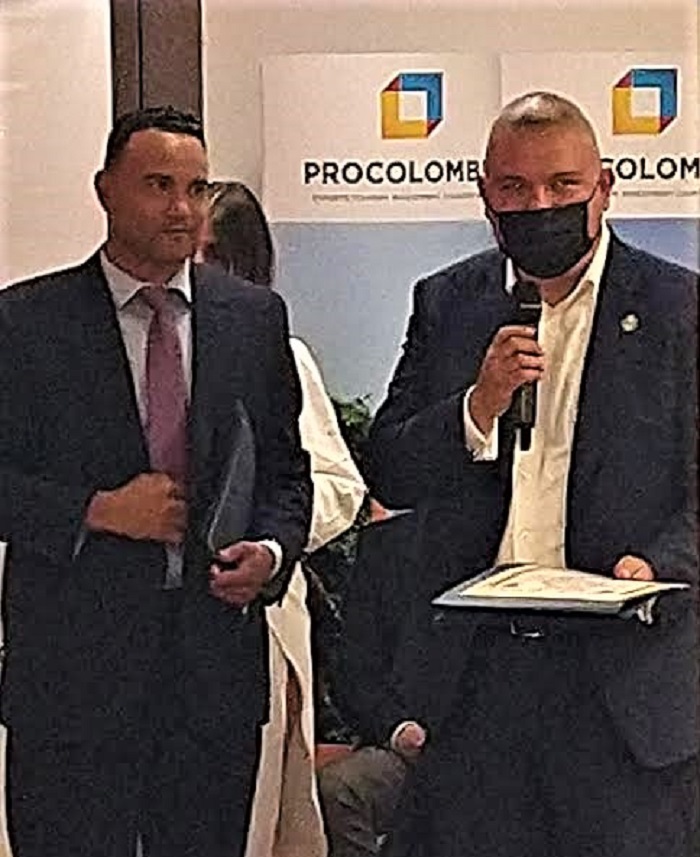 COMISIONADO CASTRO RECIBIENDO RECONOCIMIENTO