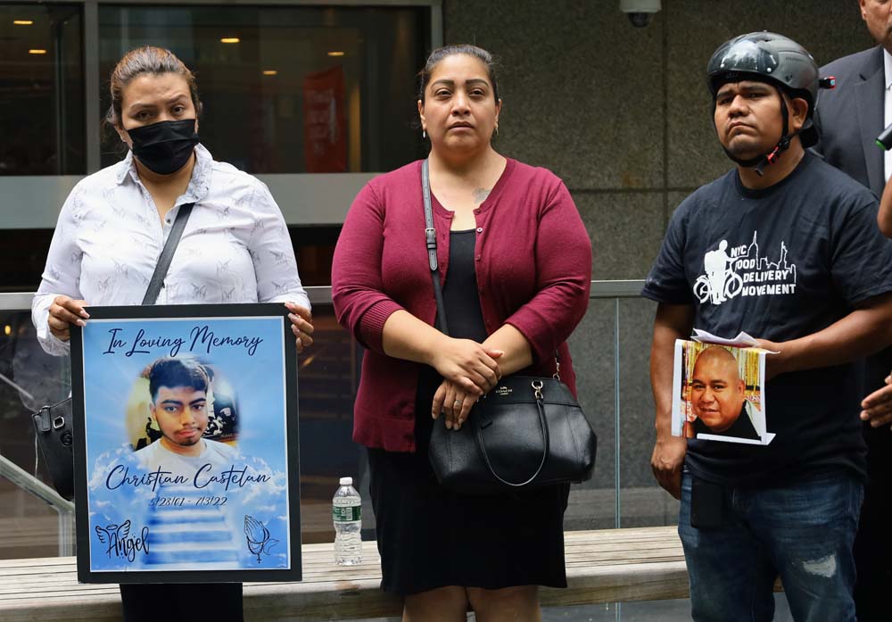 Familiares de Cristian Castelan de 21 años claman justicia y el arresto de la persona que se dio a la fuga luego de asesinarlo.