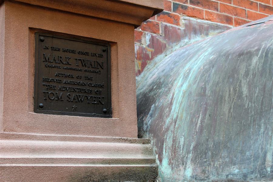 Fotografía de una placa dedicada al escritor Mark Twain, autor del clásico estadounidense "Las aventuras de Tom Sawyer"