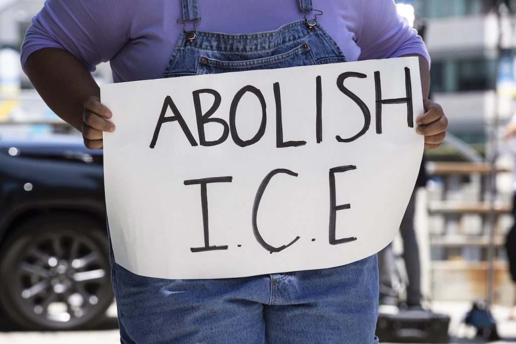 Ice Familiares y activistas denunciaron este viernes en Nueva York el traslado esta semana de 70 inmigrantes que estaban en una prisión del Servicio de Control de Inmigración y Aduanas (ICE) en este estado a lugares tan lejanos como Misisipí, sin previo aviso a éstos o a sus abogados.