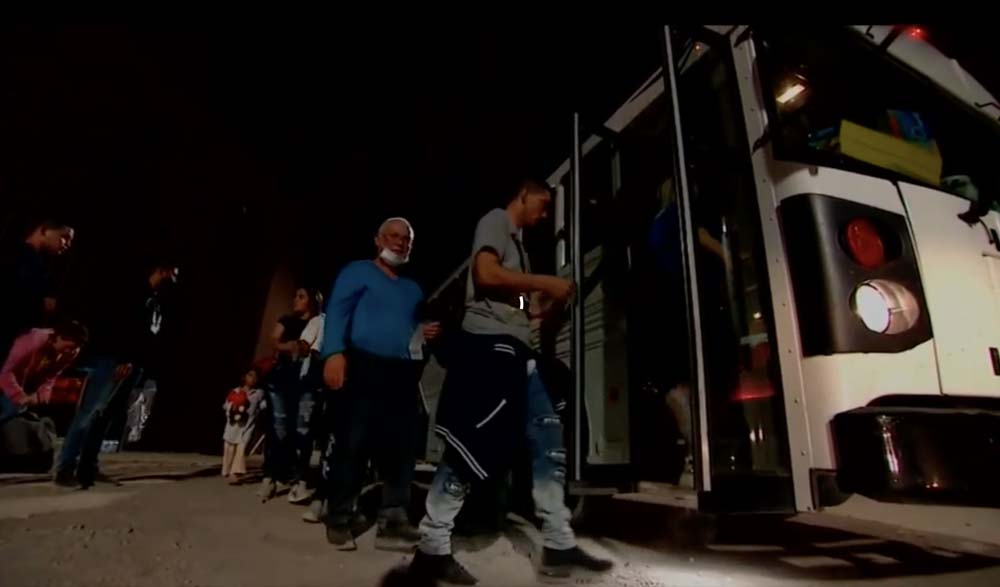 Las personas dijeron que una iglesia de Texas pag&oacute; su boleto de autob&uacute;s a Washington, DC, mientras que otra iglesia les ofreci&oacute; un segundo boleto de autob&uacute;s a la ciudad de Nueva York. 