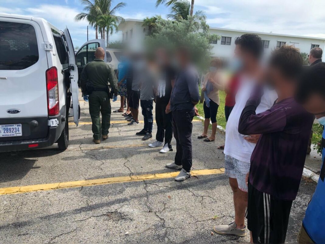 Quince cubanos que habían llegado en una barca a un islote deshabitado cercano a Cayo Hueso (EE.UU.) quedaron este sábado bajo custodia de las autoridades estadounidenses, que unas pocas horas antes se habían hecho cargo de otros doce balseros avistados por un crucero en el estrecho de Florida. (foto twitter)