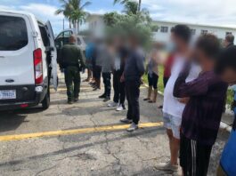 Quince cubanos que habían llegado en una barca a un islote deshabitado cercano a Cayo Hueso (EE.UU.) quedaron este sábado bajo custodia de las autoridades estadounidenses, que unas pocas horas antes se habían hecho cargo de otros doce balseros avistados por un crucero en el estrecho de Florida. (foto twitter)