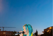 Karol G conectando con sus fans en su carroza en el Desfile Pride de Madrid.
