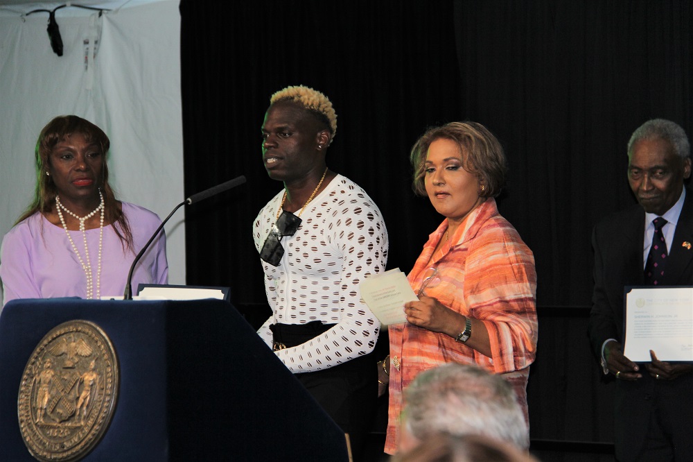 El artista Lamont Joseph, recibi&oacute; el reconocimiento con palabras de profundo agradecimiento, junto a &eacute;l Ingrid Lewis-Martin y Hasra Ali, asesora del alcalde y maestra de ceremonias, respectivamente y al extremo derecho, Sherwin H. Johnson, Jr., uno de los tres homenajeados.