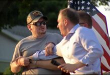 La Fiscalía federal de Estados Unidos ha acusado al agresor del congresista republicano Lee Zeldin y candidato a gobernador de Nueva York de asalto a un legislador con un arma peligrosa, por lo que podría ser condenado a un máximo de 10 años de prisión.