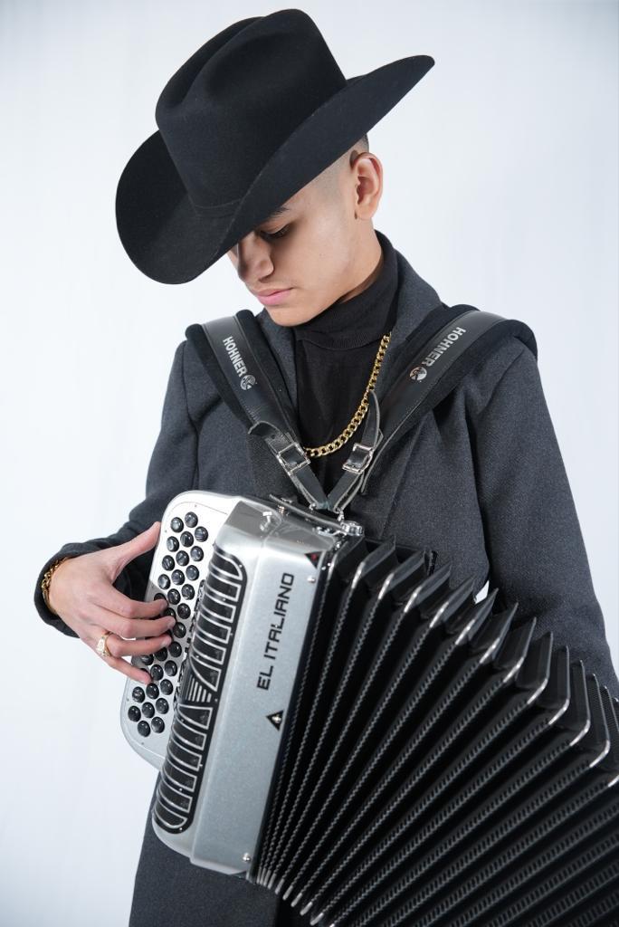 Bermudez ha podido colaborar con varios artistas reconocidos dentro del género regional mexicano.